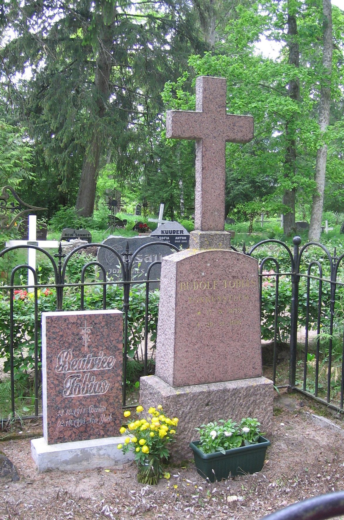 Rudolf Tobiase hauatähis Kullamaa kalmistul.