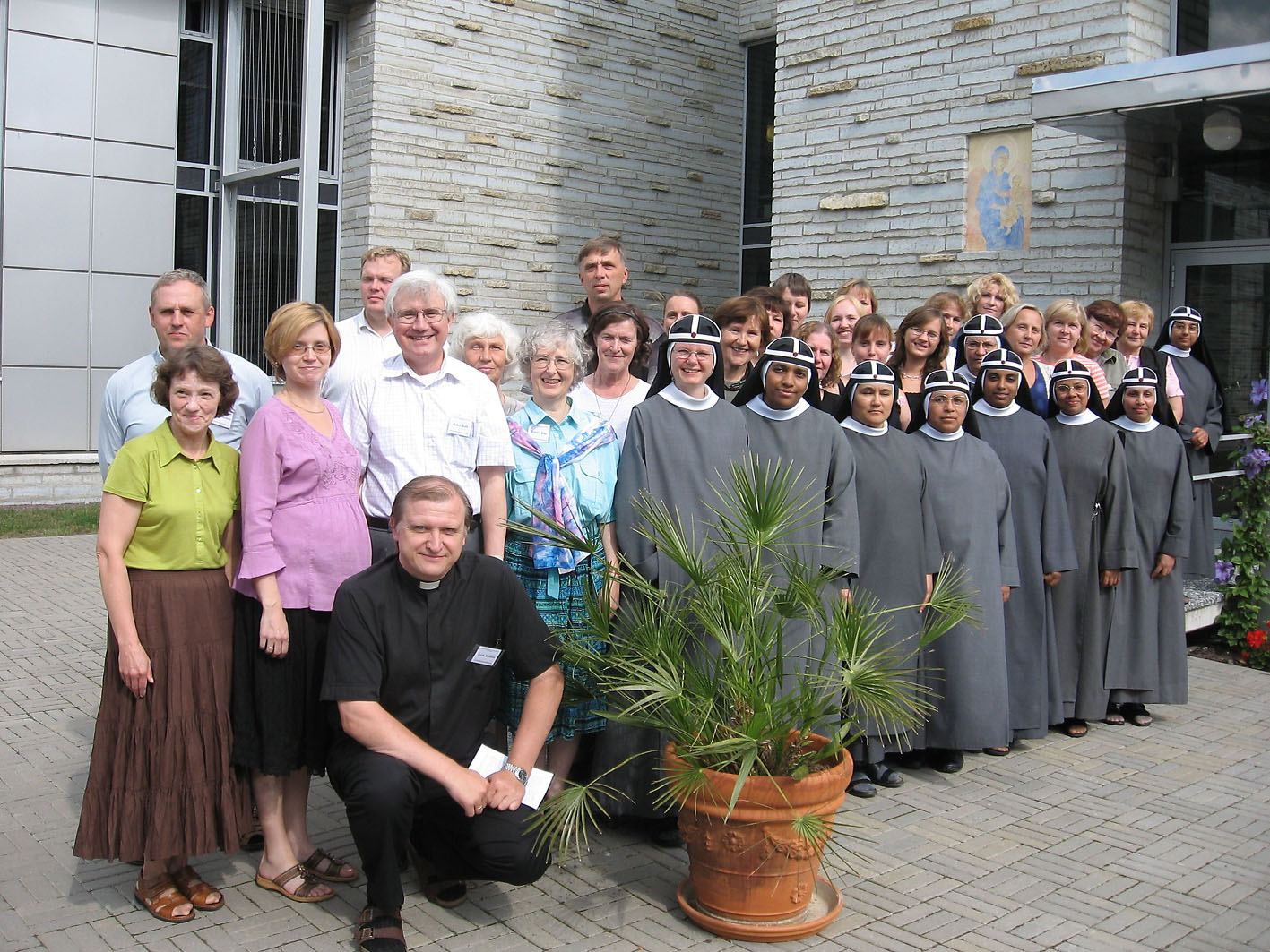 kloostri ees suveseminarist osavõtjad koos kloostri elanikega.