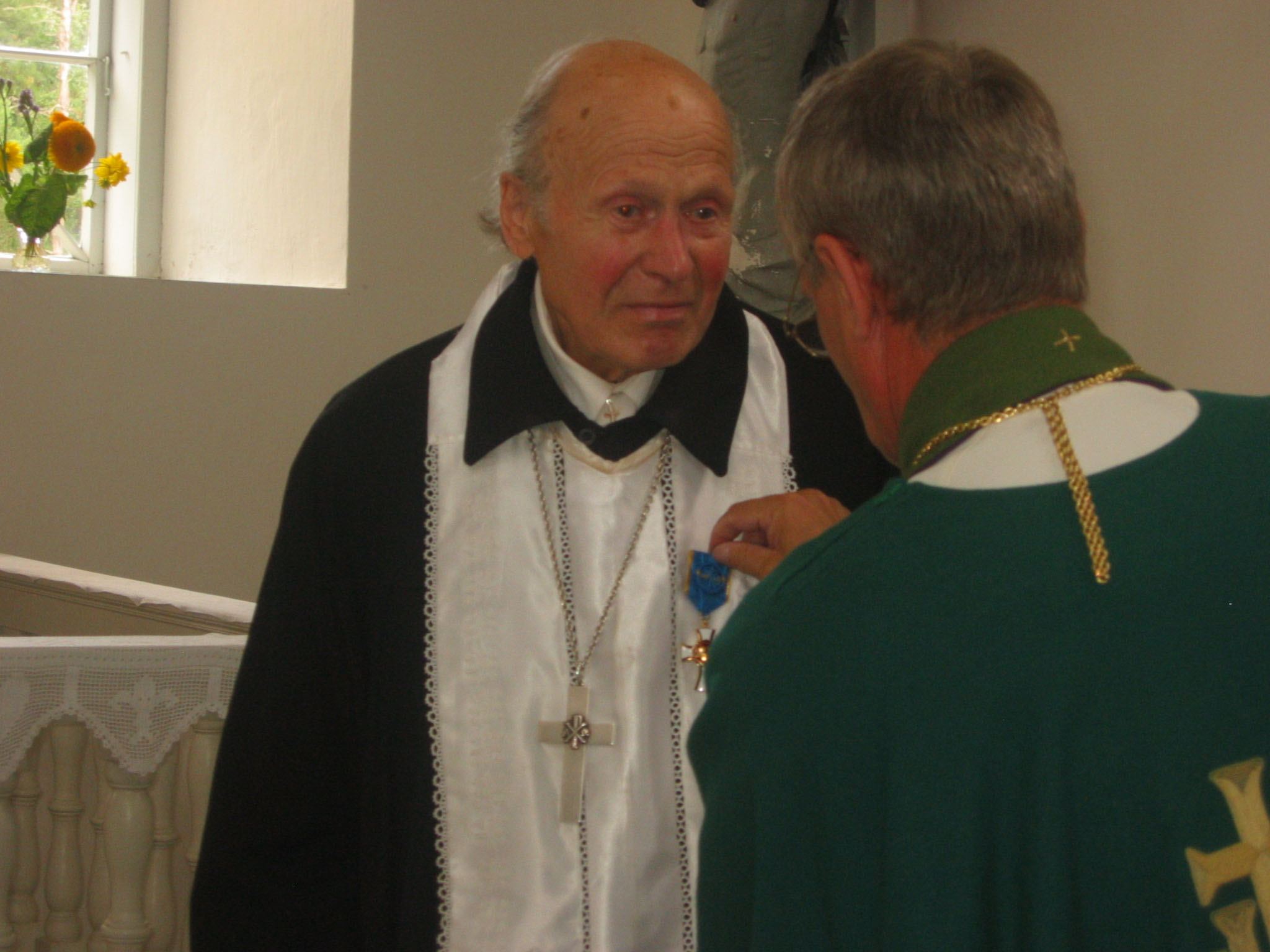 Ruhnu koguduse õpetaja Harri Rein sai tänuks pikaajalise ja ustava teenistuse eest peapiiskopilt EELK II järgu teeneteristi.