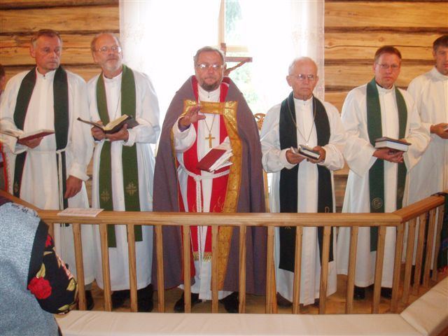 Pühitsemistalitusel: keskel Ingeri kiriku piiskop Aarre Kuukauppi. Foto: EELK Misjonikeskus