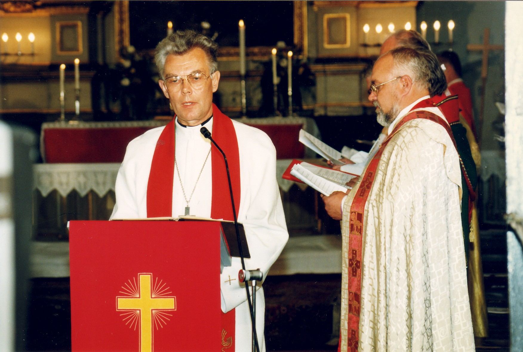 Toomas Paul Tallinna Piiskoplikus Toomkirikus 8. septembril 1996 ette kandmas Porvoo deklaratsiooni teksti.