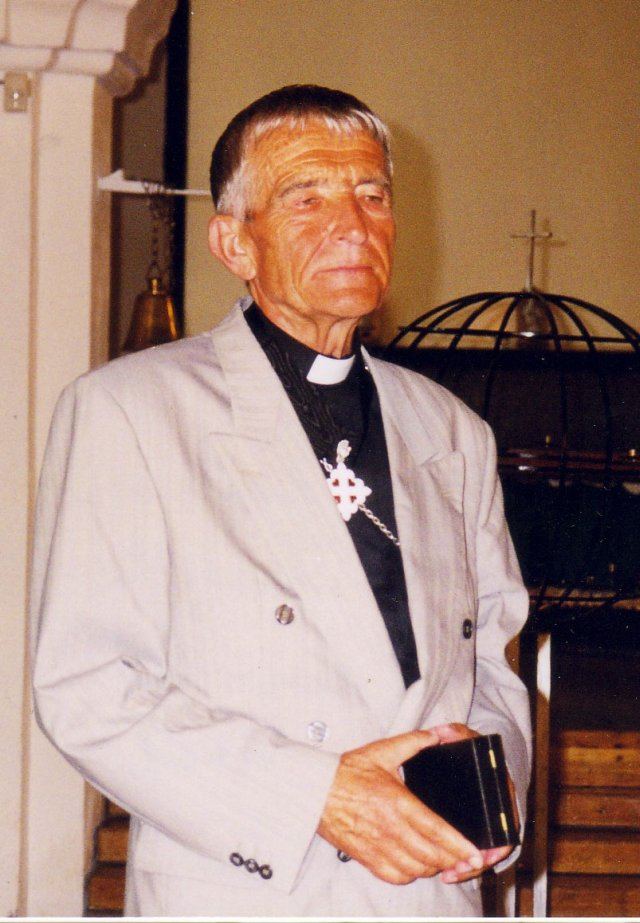 Kalev Raave teenis Halliste kogudust 2001. aastani. 15. juulil saadeti ta kirikus suure pidulikkusega penisonipõlve pidama.