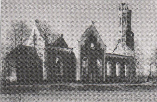 Halliste kirikust jäid pärast 1959. aasta tulekahju kolmekümneks aastaks püsti vaid müürid ja tervena säilinud käärkamber.