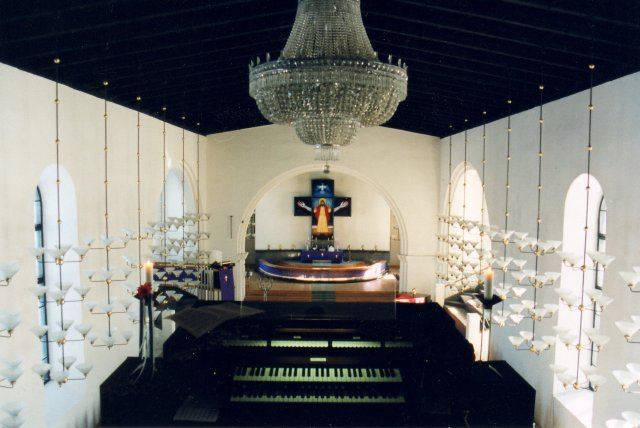 15 aastat tagasi pühitsetud kiriku laes ripub valitsuse kingitusena Toompea lossist toodud tshehhi kristallist kroonlühter.