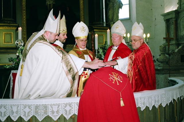 Käte pealepanemisega õnnistasid Vsevolod Lõtkini piiskopiametisse Andres Põder (keskel), Einar Soone (vasakult), Kuno Pajula, Janis Vanags ja Mindaugas Sabutis.