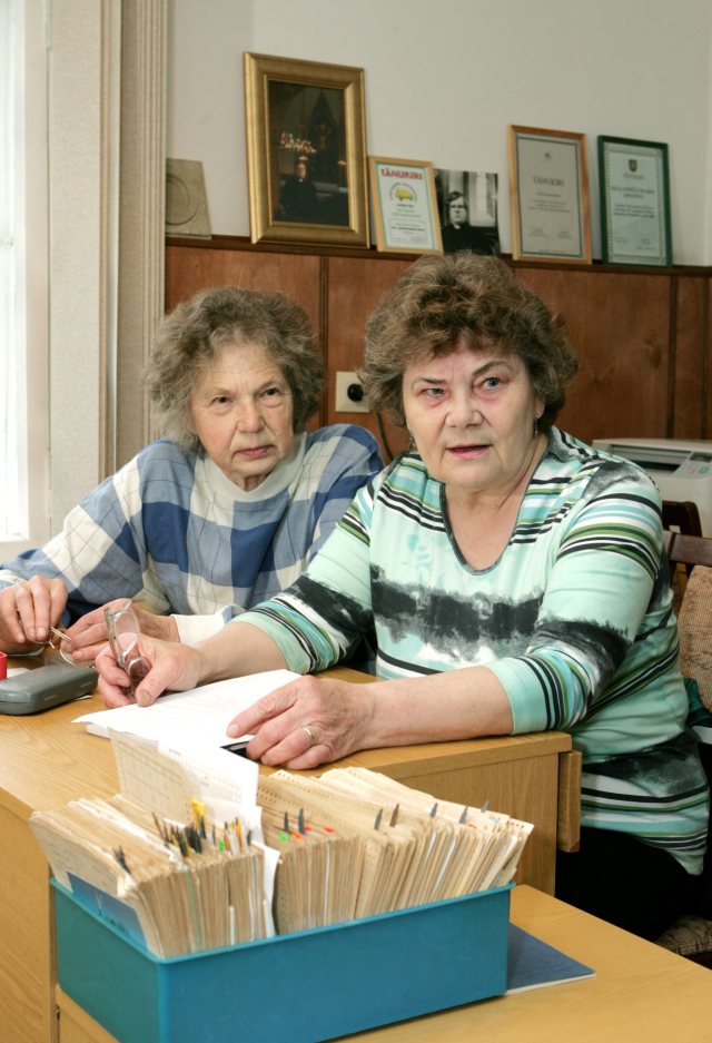 Mölder (paremal) ja Laine Pukk teevad Otepää koguduses armastustööd.