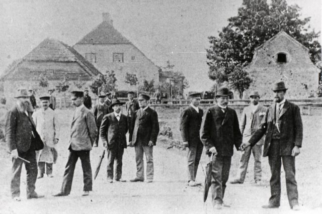 Villem Reiman (keskel, kõige lühem) koos kohalike kooliõpetajatega Kolga-Jaanis aastal 1895. 
