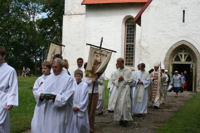 Protsessioon suundub Viru-Nigula luterlikus kirikus peetud pühalt missalt Maarja kabeli varemete juurde.