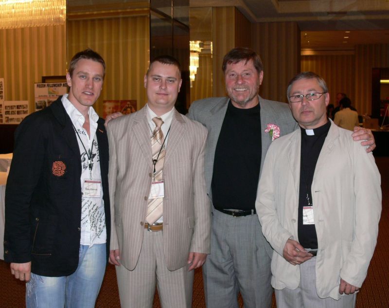 Arutelude vaheajal: Jaanus Kangur (vasakult), Igor Miller, PFI president Ron Nikkel ja Avo Üprus.