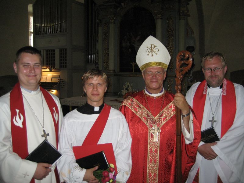 16. augustil ordineeriti Tallinnas Rootsi-Mihkli kirikus diakoniks Johann Christian Põder (pildil vasakult teine). 