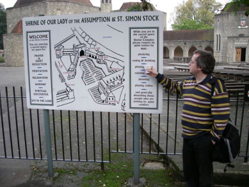 Illimar Toomet tutvumas Aylesfordi kloostri plaaniga. Foto: Toomas Nigola 