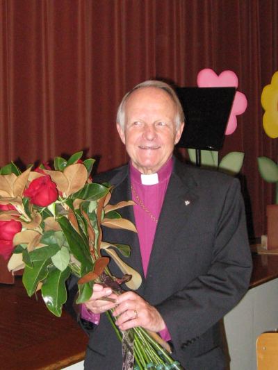 Koguduse poolt kingiti peapiiskop Taulile sületäis punaseid roose. Foto: Tiiu Roiser-Chorowiec