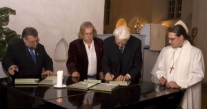 Vanal klaveril allkirjastati leping uue klaveri ostmiseks: Tarmo Loodus (vasakult), Tõnis Mägi, Venno Laul ja Marko Tiitus. Foto: Jaan Männik
