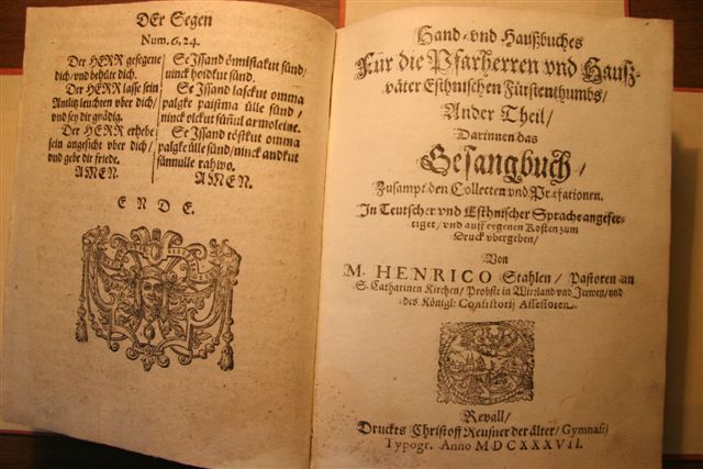 1637. aastal ilmus Eestimaa konsistooriumi assessori ja Tallinna Toomkiriku ülempastori Heinrich Stahli neljaosaline «Käsi- ja koduraamat», esimene eestikeelne kirikukäsiraamat. Fotol raamatu tiitelleht.