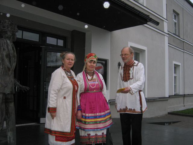Anu ja Juha Väliaho koos mordvalanna Maria Miðinaga (keskel) Rakvere misjonipäevadel. Foto: Sirje Semm