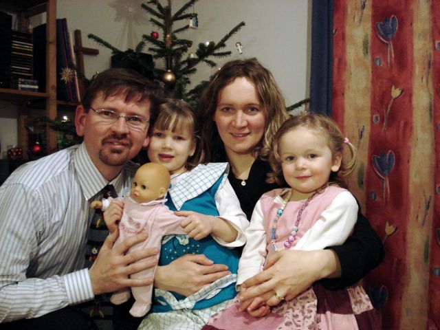 Isa Valdur koos lastega: (vasakult) Mika, Liina (süles poeg Karl Gustav) ja Valdur (süles perekoer Penno). Fotod: erakogu
