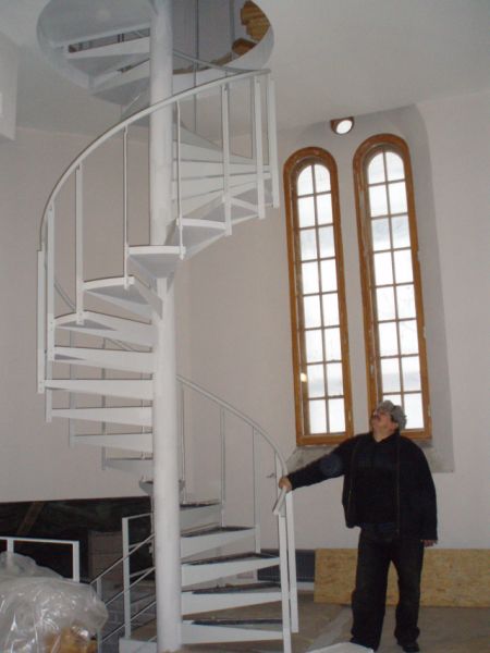 Õpetaja Villu Jürjo hindab kolmandalt korruselt algavat keerdtreppi. Fotod: Tuuliki Jürjo