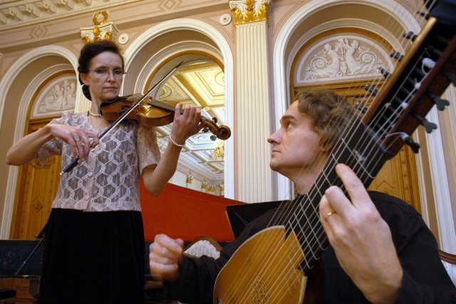 Näide barokiajal tehtud pillidest: Corelli barokkorkestri eestvedaja, barokkviiuldaja Mail Sildose ja lautomängija Robert Staaki käes. Fotod: erakogu Näide barokiajal tehtud pillidest: Corelli barokkorkestri eestvedaja, barokkviiuldaja Mail Sildose ja lautomängija Robert Staaki käes. Fotod: erakogu
