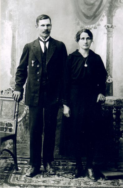 Isapoolsed vanavanemad. Mehe rinnas on näha aumärk. See on Vabadussõjast osavõtu medal. Teisel sama paljunduse pildil on see mingi terava asjaga maha kraabitud. Isa koolivihikus oli joonistatud laev ja selle ahtris sinimustvalge lipp. Mingil ajal oli sellele lipule valge paberitükk peale kleebitud. Vastu valgust võis ometi näha, mis seal all. Hirm. Praegu muigame, aga mingil ajal inimesed tegid nii. Isapoolsed vanavanemad. Mehe rinnas on näha aumärk. See on Vabadussõjast osavõtu medal. Teisel sama paljunduse pildil on see mingi terava asjaga maha kraabitud. Isa koolivihikus oli joonistatud laev ja selle ahtris sinimustvalge lipp. Mingil ajal oli sellele lipule valge paberitükk peale kleebitud. Vastu valgust võis ometi näha, mis seal all. Hirm. Praegu muigame, aga mingil ajal inimesed tegid nii.