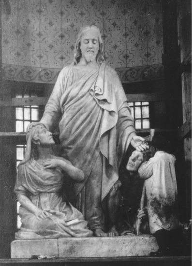 Amandus Adamsoni marmorkuju on seisnud valmimisest alates kirikus kogu aja. Pärast 1944. aasta põlengut taastatud kirikus ainult vaheseina taga. Tulevikus leiab kahjustatud kuju koha kiriku keldrisaalis. Amandus Adamsoni marmorkuju on seisnud valmimisest alates kirikus kogu aja. Pärast 1944. aasta põlengut taastatud kirikus ainult vaheseina taga. Tulevikus leiab kahjustatud kuju koha kiriku keldrisaalis.