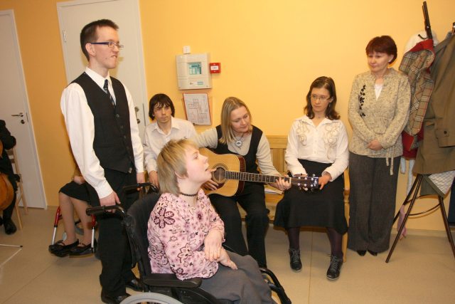 Tulevase kodu elanikud lauluhoos. Paremal seisab Eve Kabin. Foto: Arvo Tarmula Tulevase kodu elanikud lauluhoos. Paremal seisab Eve Kabin. Foto: Arvo Tarmula