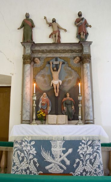 Saaremaa Jaani kiriku altarisein Kristusega ristil koos risti all seisvate Maarja ja Johannesega on tundmatu meistri töö arvatavasti 18. sajandi algusest. Eriliselt kaunis on ka altarikate. Kirikutekstiilide uurija Marju Raabe ütleb, et tegemist on harvaesineva altarikatte tüübiga Eestis. “Tavaliselt on katted valgest või värvilisest kangast, sageli kaunistatud lihtsa ladina ristiga. Siin on altarikate valmistatud fileetehnikas. Nagu altarisein on visuaalse sõnumi kandja, nii on seda ka altarikate, mille keskne motiiv on pühale õhtusöömaajale ja Kristuse ristiohvrile viitav karikas. Karikat ümbritsevad rist (lunastuse ja Kristuse kannatuse sümbol) ja palmioks (sümboliseerib Kristuse võitu surma ja patu üle). Katte äärtel on taimornament, kahel pool keskset kompositsiooni karikast, ristist ja palmilehest on kujutatud Jumala armu sümbolit liiliat.” Foto: ajalehearhiiv Saaremaa Jaani kiriku altarisein Kristusega ristil koos risti all seisvate Maarja ja Johannesega on tundmatu meistri töö arvatavasti 18. sajandi algusest. Eriliselt kaunis on ka altarikate. Kirikutekstiilide uurija Marju Raabe ütleb, et tegemist on harvaesineva altarikatte tüübiga Eestis. “Tavaliselt on katted valgest või värvilisest kangast, sageli kaunistatud lihtsa ladina ristiga. Siin on altarikate valmistatud fileetehnikas. Nagu altarisein on visuaalse sõnumi kandja, nii on seda ka altarikate, mille keskne motiiv on pühale õhtusöömaajale ja Kristuse ristiohvrile viitav karikas. Karikat ümbritsevad rist (lunastuse ja Kristuse kannatuse sümbol) ja palmioks (sümboliseerib Kristuse võitu surma ja patu üle). Katte äärtel on taimornament, kahel pool keskset kompositsiooni karikast, ristist ja palmilehest on kujutatud Jumala armu sümbolit liiliat.” Foto: ajalehearhiiv