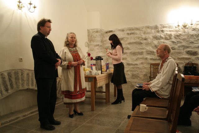 Anu (vasakult teine) ja Juha Väliaho (istub) alustasid teekonda uude misjonipaika Tallinna Jaani kirikust õpetaja Mika Tuovineni (vasakul) läkitussoovidega. Foto: Kirsti Malmi Anu (vasakult teine) ja Juha Väliaho (istub) alustasid teekonda uude misjonipaika Tallinna Jaani kirikust õpetaja Mika Tuovineni (vasakul) läkitussoovidega. Foto: Kirsti Malmi