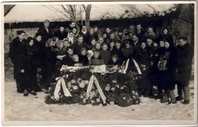 Ühe noorelt surnud naise matus kodukülas. Viiekümnendad aastad. Tehniliselt väga heal fotol on näha külaühiskonna läbilõige. Pakun, et massi poolest ongi Eestis kõige rohkem tehtud matusepilte. Kes siis keset tööpäeva hakkas uusi riideid selga panema ja rivisse võtma. Eestlaste tuntud ütlemine: kus me kokku saame – matustel. Ühe noorelt surnud naise matus kodukülas. Viiekümnendad aastad. Tehniliselt väga heal fotol on näha külaühiskonna läbilõige. Pakun, et massi poolest ongi Eestis kõige rohkem tehtud matusepilte. Kes siis keset tööpäeva hakkas uusi riideid selga panema ja rivisse võtma. Eestlaste tuntud ütlemine: kus me kokku saame – matustel.