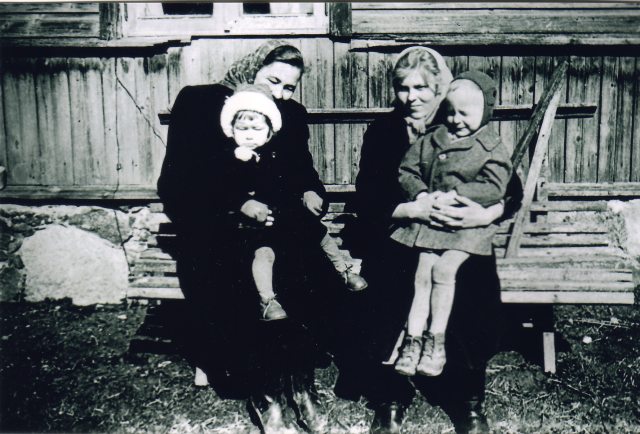 Esimese kosmoselennu aegu, arvata kevadel 1961. Naabritalu Milgu Maimu, kes küüditati kaheksa-aastase tüdrukuna, on Siberist tagasi ja suureks sirgunud. Kevadpäikese käes on mõnus naabritädi süles silmi kissitada. Esimese kosmoselennu aegu, arvata kevadel 1961. Naabritalu Milgu Maimu, kes küüditati kaheksa-aastase tüdrukuna, on Siberist tagasi ja suureks sirgunud. Kevadpäikese käes on mõnus naabritädi süles silmi kissitada.