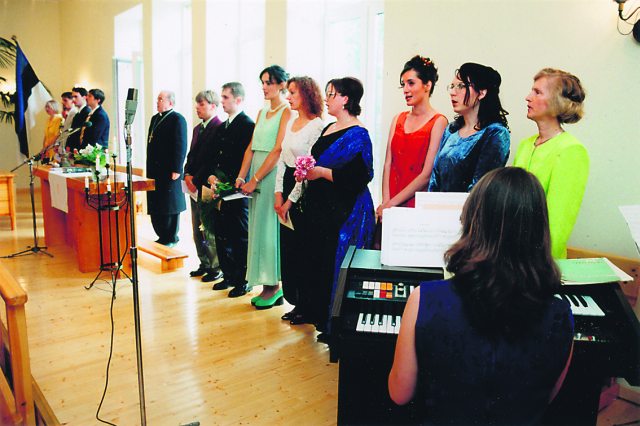 Esimese lennu lõpuaktus Tartu Maarja koguduse majas juulis 1998. Esimese lennu lõpuaktus Tartu Maarja koguduse majas juulis 1998.