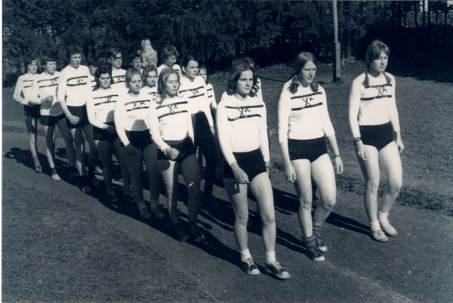 Mai 1969. Ema, õde ja meie kõige parem hobune. Eesti taluinimestele oli hobune kallisvara. Veel kuuekümnendatel aastatel oli hobune külas reaalne veojõud. Sõja ajal olnud maarahva üks suuremaid nuhtlusi see, et läbikäinud väeosad võtsid väevõimuga teeäärsetest taludest hobuseid. Kui Saksa Wehrmacht läks sõtta nii, et ühe tanki kohta oli 2800 hobust, siis võib küll väita, et II maailmasõda vedasid läbi eelkõige hobused. Mai 1969. Ema, õde ja meie kõige parem hobune. Eesti taluinimestele oli hobune kallisvara. Veel kuuekümnendatel aastatel oli hobune külas reaalne veojõud. Sõja ajal olnud maarahva üks suuremaid nuhtlusi see, et läbikäinud väeosad võtsid väevõimuga teeäärsetest taludest hobuseid. Kui Saksa Wehrmacht läks sõtta nii, et ühe tanki kohta oli 2800 hobust, siis võib küll väita, et II maailmasõda vedasid läbi eelkõige hobused.