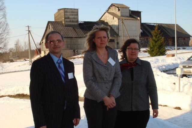 Aasta juhatuse esimehe nominendid: Agu Kaljuste (Hageri kogudus), Kaja Tassa (Nõmme Rahu kogudus) ja Tiina Võsu (Lääne-Nigula kogudus). Taamal kolhoosiaegne kuivati ja magasiait, millest võib ükskord pühakoda saada. Fotod: Sirje Semm Aasta juhatuse esimehe nominendid: Agu Kaljuste (Hageri kogudus), Kaja Tassa (Nõmme Rahu kogudus) ja Tiina Võsu (Lääne-Nigula kogudus). Taamal kolhoosiaegne kuivati ja magasiait, millest võib ükskord pühakoda saada. Fotod: Sirje Semm