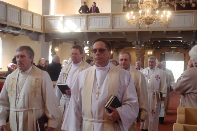 Taas koos nagu 25 aastat tagasi. Protsessioonis sammuvad kirikusse (vasakult) Mihkel Kukk, Algur Kaerma, Heino Nurk ja Tõnu Linnasmäe. Fotod: Sirje Semm Taas koos nagu 25 aastat tagasi. Protsessioonis sammuvad kirikusse (vasakult) Mihkel Kukk, Algur Kaerma, Heino Nurk ja Tõnu Linnasmäe. Fotod: Sirje Semm