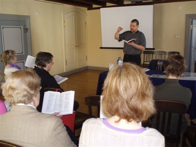 Eerik Jõks osalejatega 23. psalmi laulmas Eerik Jõks osalejatega 23. psalmi laulmas