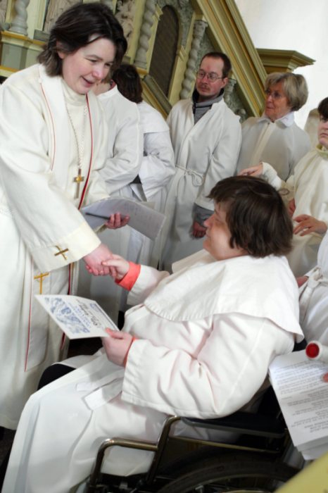 Pilistvere kirikus õpetaja Elve Benderilt leeriõnnistuse saanud Rita Kallasest saab kodukiriku, Rakvere Kolmainu koguduse liige. Foto: Pille-Riin Pregel Pilistvere kirikus õpetaja Elve Benderilt leeriõnnistuse saanud Rita Kallasest saab kodukiriku, Rakvere Kolmainu koguduse liige. Foto: Pille-Riin Pregel