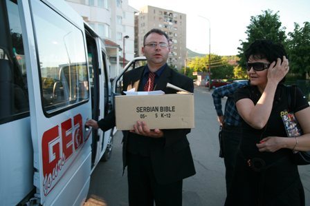Piiblid saabuvad Serbias jagamisele. Paremal Serbia Piibliseltsi peasekretär Vera Mitic. Foto: UBS