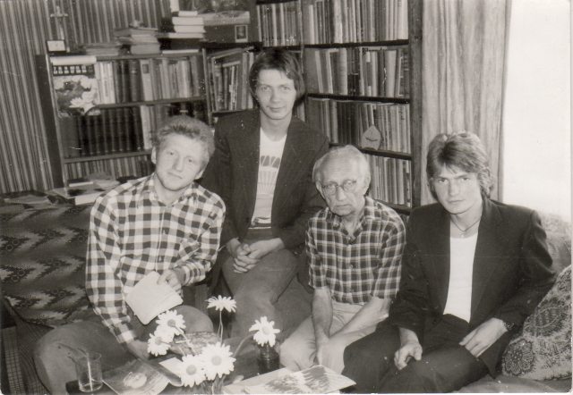 Elmar Salumaa juures Saarde koguduse pastoraadis Kilingi-Nõmmel Veski tänavas aastal 1978 või 1979. Vasakult: Jaak Tuksam (praegu tegev muusikuna), Endel Apsalon (kaitseväe kaplan), dr Elmar Salumaa ja kohalik noormees. Foto: Tõnu Linnasmäe Elmar Salumaa juures Saarde koguduse pastoraadis Kilingi-Nõmmel Veski tänavas aastal 1978 või 1979. Vasakult: Jaak Tuksam (praegu tegev muusikuna), Endel Apsalon (kaitseväe kaplan), dr Elmar Salumaa ja kohalik noormees. Foto: Tõnu Linnasmäe