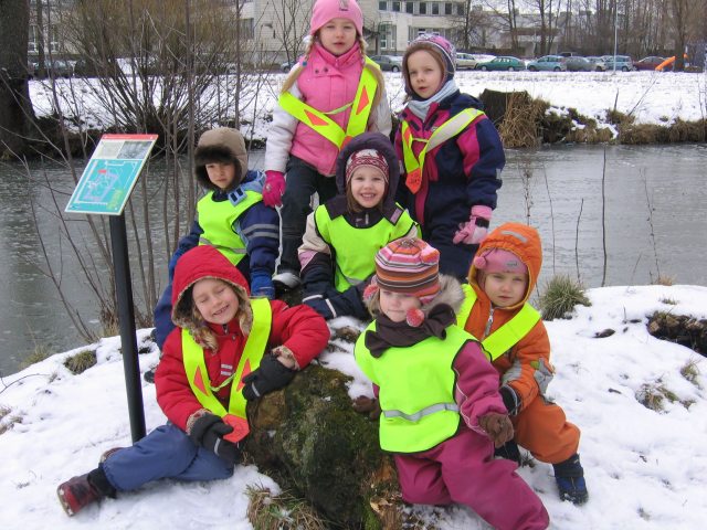 Kevadet otsimas. Lasteaial puudub traditsiooniline õu ja mänguväljak. Nii käiakse koos jalutamas ja pargis mängimas. Kevadet otsimas. Lasteaial puudub traditsiooniline õu ja mänguväljak. Nii käiakse koos jalutamas ja pargis mängimas.