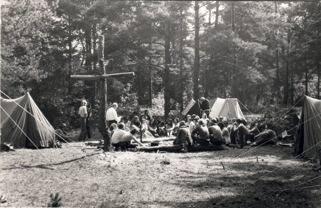 Häädemeeste noortelaager 1979. aastal, kus kohal oli ka üliõpilane Soomere ja dissidentlikult meelestatud noori Moskvast ja mujaltki. Noortele kõneleb Elmar Silvester Salumaa. Foto: Mihkel Kuke erakogu Häädemeeste noortelaager 1979. aastal, kus kohal oli ka üliõpilane Soomere ja dissidentlikult meelestatud noori Moskvast ja mujaltki. Noortele kõneleb Elmar Silvester Salumaa. Foto: Mihkel Kuke erakogu