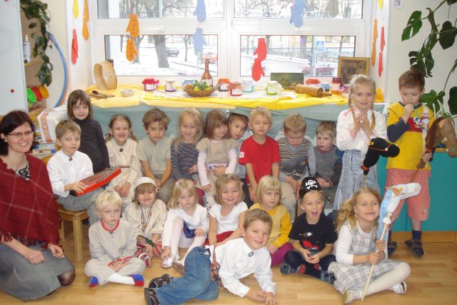 Muusikaõpetaja Maarian Lend koos lastega pidamas talurahva pidu. Fotod: lasteaia fotoarhiiv Muusikaõpetaja Maarian Lend koos lastega pidamas talurahva pidu. Fotod: lasteaia fotoarhiiv