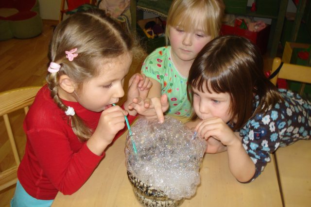 Teeme katseid: lapsed avastavad maailma ja selle toimimist. Teeme katseid: lapsed avastavad maailma ja selle toimimist.