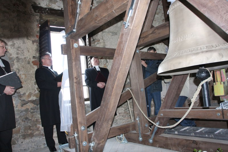 Pühitsustalitus Haapsalu piiskopilinnuse kellatornis: Leevi Reinaru (vasakult), Andres Põder, Tiit Salumäe ja sündmust kaameraga jäädvustav Mati Schönberg. Pärast jumalateenistuse lõppu said kirikulisedki tornis toimunut ekraanilt vaadata. Foto: Arvo Tarmmula, Lääne Elu Pühitsustalitus Haapsalu piiskopilinnuse kellatornis: Leevi Reinaru (vasakult), Andres Põder, Tiit Salumäe ja sündmust kaameraga jäädvustav Mati Schönberg. Pärast jumalateenistuse lõppu said kirikulisedki tornis toimunut ekraanilt vaadata. Foto: Arvo Tarmmula, Lääne Elu