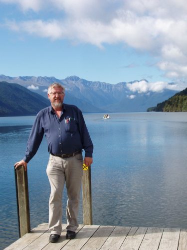 Akadeemik Tarmo Soomere on ikka tundnud tõmmet vee poole, kus maailma paigas ta ka ei viibiks. Seekord Uus-Meremaal. Foto: erakogu Akadeemik Tarmo Soomere on ikka tundnud tõmmet vee poole, kus maailma paigas ta ka ei viibiks. Seekord Uus-Meremaal. Foto: erakogu