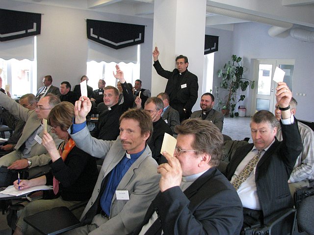Pärast lõplikke küsimusi-vastuseid hääletas kirikukogu üksmeelselt EELK esimese arengukava poolt. Foto: Tiiu Pikkur