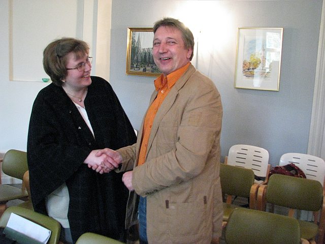 Rapla koguduse juhatuse esimees Raivo Erm õnnitleb Annika Laatsi abipraostiks valimise puhul. Foto: Tiiu Pikkur