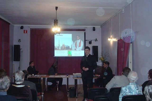 Tartu praostkonna sinodil hakkab kujunema traditsioon kasutada nüüdistehnikat. Fotol tutvustab Kambja koguduse mullust tegevust õpetaja Kristjan Luhamets, kes oli ka kõiki kogudusi kajastava teabe koostaja. Foto: Lea Jürgenstein Tartu praostkonna sinodil hakkab kujunema traditsioon kasutada nüüdistehnikat. Fotol tutvustab Kambja koguduse mullust tegevust õpetaja Kristjan Luhamets, kes oli ka kõiki kogudusi kajastava teabe koostaja. Foto: Lea Jürgenstein