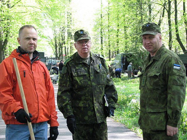 Teeme ära, ütlesid puhastustalgutele tulnud kaitseväe peakaplan major Taavi Laanepere, peakaplan emeeritus kolonel Tõnis Nõmmik ja staabikaplan kapten Raivo Nikiforov. Foto: Tiiu Pikkur Teeme ära, ütlesid puhastustalgutele tulnud kaitseväe peakaplan major Taavi Laanepere, peakaplan emeeritus kolonel Tõnis Nõmmik ja staabikaplan kapten Raivo Nikiforov. Foto: Tiiu Pikkur