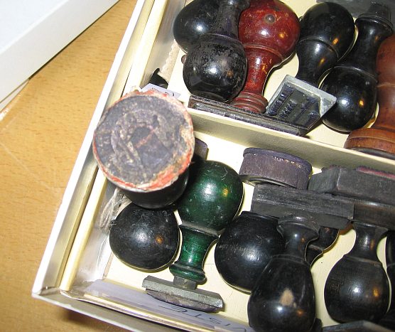 Karp konsistooriumis säilitatavate vanade pitsatitega. Foto: Rita Puidet Karp konsistooriumis säilitatavate vanade pitsatitega. Foto: Rita Puidet