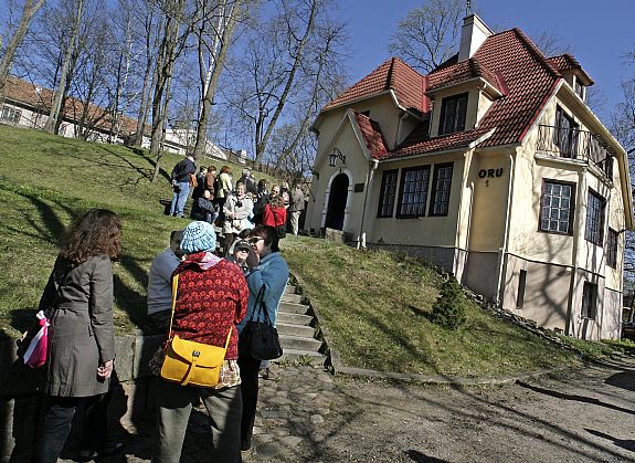Raumalased välisminister Ants Piibu pojapoja Eriku maja ees Toomemäe nõlval. Foto: Pekka Leino
