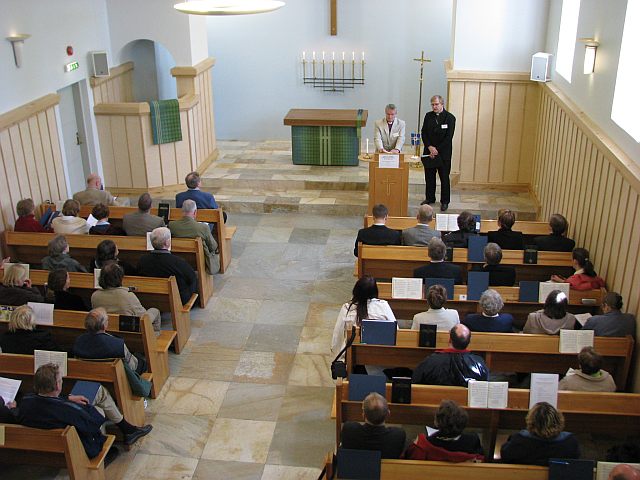 Äsja pühitsetud Nõmme Lunastaja kirikus peeti Eesti ja Soome sõpruskoguduste päeva. Kokkutulnute ees peapiiskop Andres Põder ja peakorraldaja Leevi Reinaru. Foto: Tiiu Pikkur Äsja pühitsetud Nõmme Lunastaja kirikus peeti Eesti ja Soome sõpruskoguduste päeva. Kokkutulnute ees peapiiskop Andres Põder ja peakorraldaja Leevi Reinaru. Foto: Tiiu Pikkur